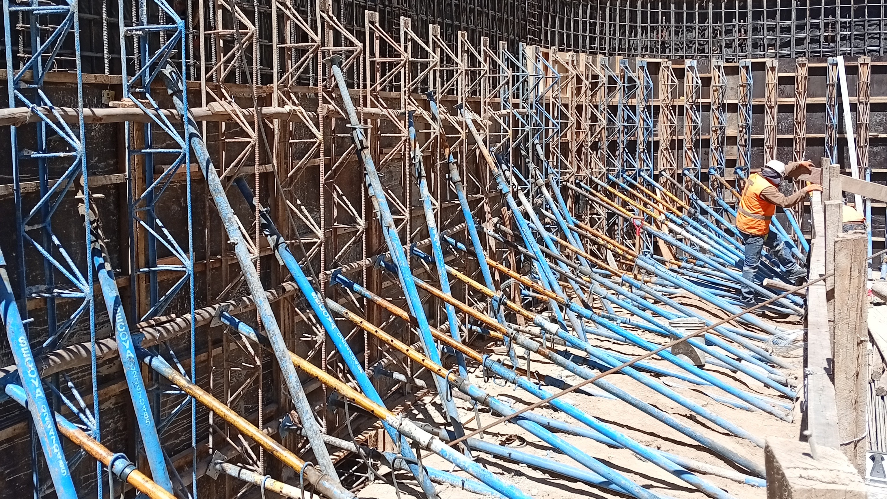 El título dice: Construye tu casa con nosotros, somos especialistas en diseño sismoresistente. Describe que se ofrece servicios de Evaluación Estructural y Ampliación, con una imagen de un proyecto realizado en Riobamba. Contiene el número de contacto 0992621621, y la dirección Riobamba, Monseñor Alberto Ordoñez y Edelberto Bonilla Oleas para agendar una cita.